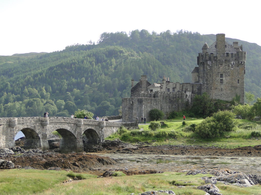 Um dos muitos castelos por onde passamos na Escócia