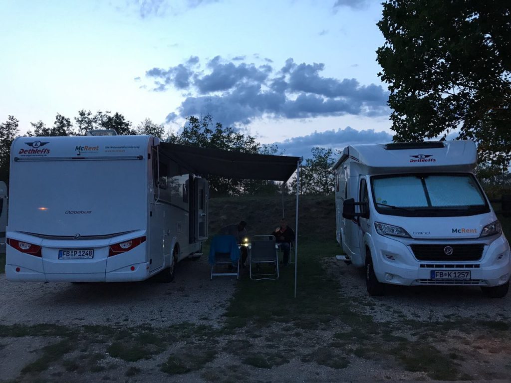 Motorhomes estacionados no camping Sarajevo, Bósnia-Herzegovina
